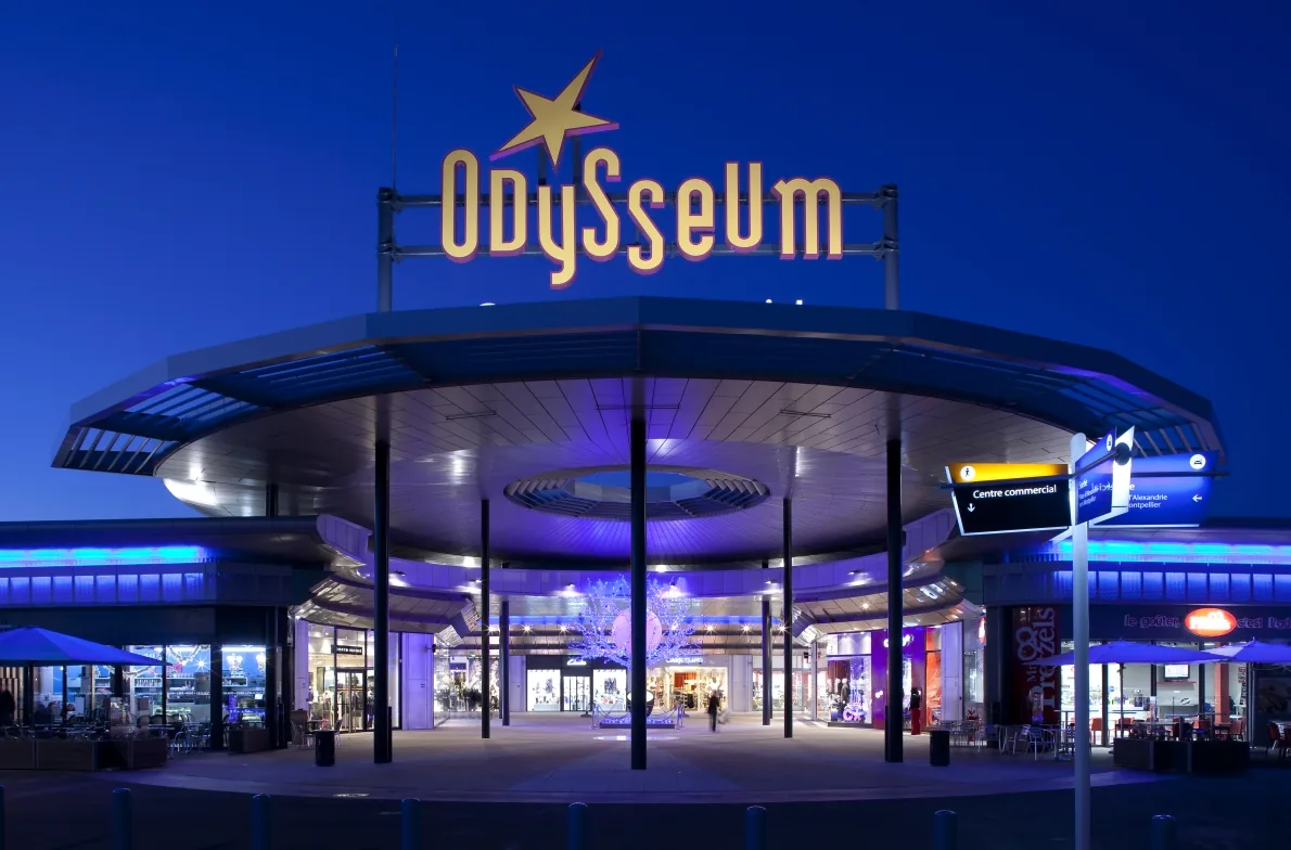 Centre commercial Odysseum Montpellier — entrée principale, Place des Grands Hommes, statues François Cacheux